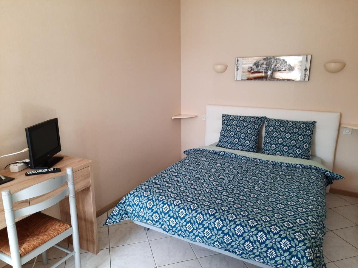 La Veronniere Hotel Entrammes Bagian luar foto